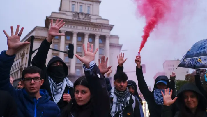 Demonstranten heffen hun open handen voor de Nationale Vergadering van Bulgarije tijdens een protest voor de vrijlating van Abdulrahman